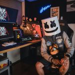 Somevaikuttajien ja Kasinorahojen Kiistelty Liitto Suomen digitaalisessa mediamaailmassa pyörii miljoonien eurojen laiton bisnes, jossa somevaikuttajat ja striimaajat markkinoivat ulkomaisia nettikasinoita. Tämä ilmiö on kasvanut räjähdysmäisesti viime vuosina, kun Twitch ja Kick -alustat ovat muuttuneet rahapelimainonnan näyttämöiksi. Laiton Toiminta Kasvussa Poliisihallitus on joutunut puuttumaan tilanteeseen yhä useammin. Esimerkiksi tunnettu striimaaja Jouko Kärkkäinen, paremmin tunnettu nimellä Pottukoira, sai 30 000 euron uhkasakon laittomasta kasinomainonnasta. Tämä ei ole yksittäistapaus - viranomaiset ovat jakaneet sakkoja ja kieltoja kymmenille vaikuttajille. "Manner-Suomessa vain Veikkaus saa mainostaa rahapelejä, mutta somevaikuttajat kiertävät lakia toimien ulkomailta käsin" Laki on kristallinkirkas: rahapelimainonta on kiellettyä muille kuin Veikkaukselle. Silti striimit täyttyvät kasinolinkeistä, bonuskoodeista ja affiliate-ohjelmista. Vaikuttajat saavat provision jokaisesta rekisteröityneestä pelaajasta. Tosi-TV-Tähtien Kasinoseikkailut Amanda Harkimo, Sampo Kaulanen ja lukuisat Temptation Island -osallistujat ovat hypänneet mukaan kasinobisnekseen. He pelaavat suorissa lähetyksissä tuhansien eurojen panoksilla - rahoilla, jotka kasinot ovat heille antaneet. Katsojat eivät aina ymmärrä, että kyse on sponsoroidusta sisällöstä. Teknologia Mahdollistaa Kiertotiet Modernit VPN-yhteydet ja kryptovaluutat helpottavat lain kiertämistä. Vaikuttajat väittävät olevansa Maltalla tai Kyproksella, vaikka todellisuudessa strimaavat Helsingin keskustasta. Kasinoiden rahat liikkuvat Bitcoin-lompakoissa, jolloin viranomaisten on vaikea jäljittää rahavirtoja. Kick-alusta on erityisen suosittu kasinostriimien keskuudessa, koska se sallii rahapelisisällön vapaammin kuin kilpailijansa. Platform jakaa jopa 95% mainostuloista strimaajille, mikä tekee kasinomainonnasta äärimmäisen tuottoisaa. Peliriippuvuuden Hinta Nuoret seuraajat ovat erityisen haavoittuvaisia näille viesteille. Kun idolit pelaavat huolettomasti tuhansilla euroilla, syntyy vääristynyt kuva rahapelaamisen todellisuudesta. Todellisuudessa: 90% pelaajista häviää pitkällä aikavälillä Keskimääräinen suomalainen peliongelmainen velkaantuu 30 000 eurolla Peliriippuvuus tuhoaa vuosittain satoja perheitä Tulevaisuuden Muutokset Vuonna 2026 Suomeen tulee uusi lisenssijärjestelmä, joka mullistaa rahapelimarkkinat. Ulkomaiset toimijat voivat hakea virallista lisenssiä, mutta samalla valvonta kiristyy. Vaikuttajamainonta tulee todennäköisesti tiukemman sääntelyn piiriin. Uudessa järjestelmässä: Mainonta rajoitetaan aikuisille kohdennetuksi Bonustarjoukset kielletään kokonaan Striimaukset luokitellaan mainonnaksi Sakot nousevat miljooniin euroihin Somevaikuttajien ja kasinorahojen suhde on monimutkainen vyyhti, jossa laillisuuden rajat hämärtyvät. Vaikka moni vaikuttaja väittää tarjoavansa vain viihdettä, todellisuudessa he markkinoivat vaarallista tuotetta haavoittuvalle yleisölle. Viranomaisten, alustojen ja vaikuttajien itsensä on löydettävä tasapaino vastuullisen sisällöntuotannon ja liiketoiminnan välillä ennen kuin vahingot kasvavat liian suuriksi. Pelaaminen peli tai muualla vaatii aina harkintaa ja vastuullisuutta.